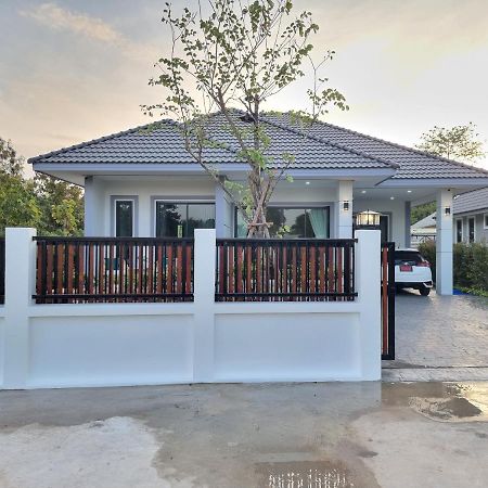 Baan Dalah Buriram Villa Buitenkant foto